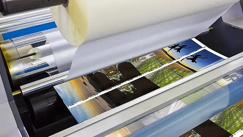 Ilustrasi informatif yang membandingkan proses perbedaan press dan laminating, menyoroti perbedaan utama dalam hal metode, hasil, dan penggunaan yang sesuai.
